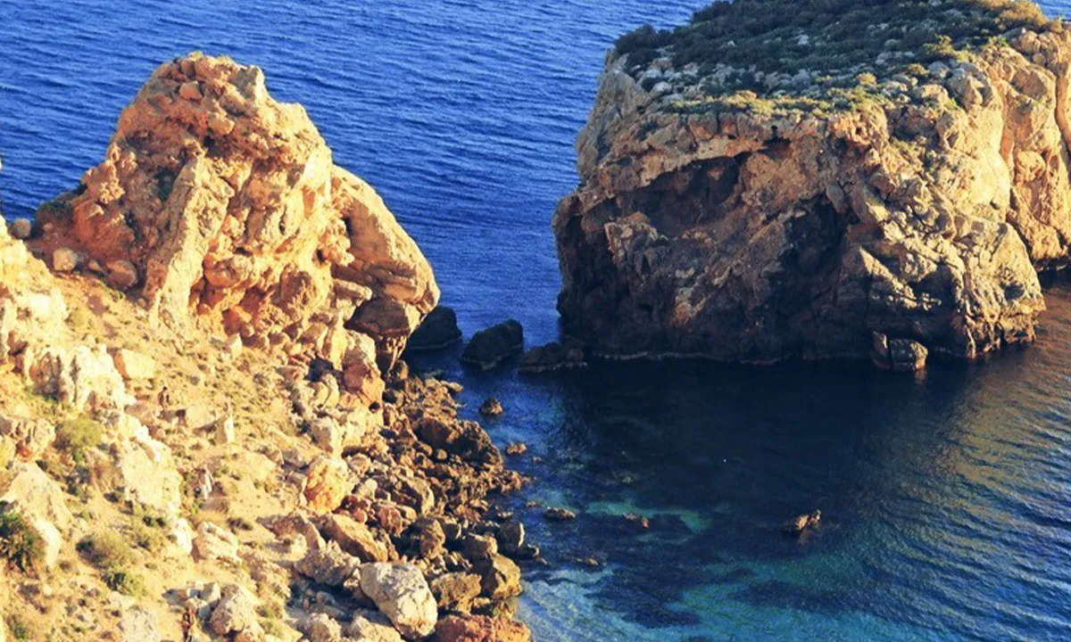 Falaises et eaux bleues d'une crique proche de Castell de Ferro