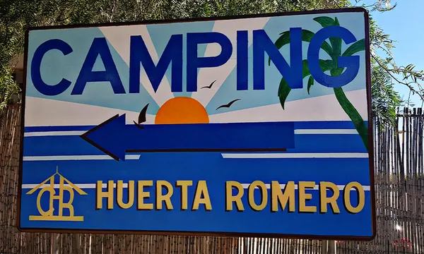 Panneau peint à la main à l'entrée du Camping Huerta Romero