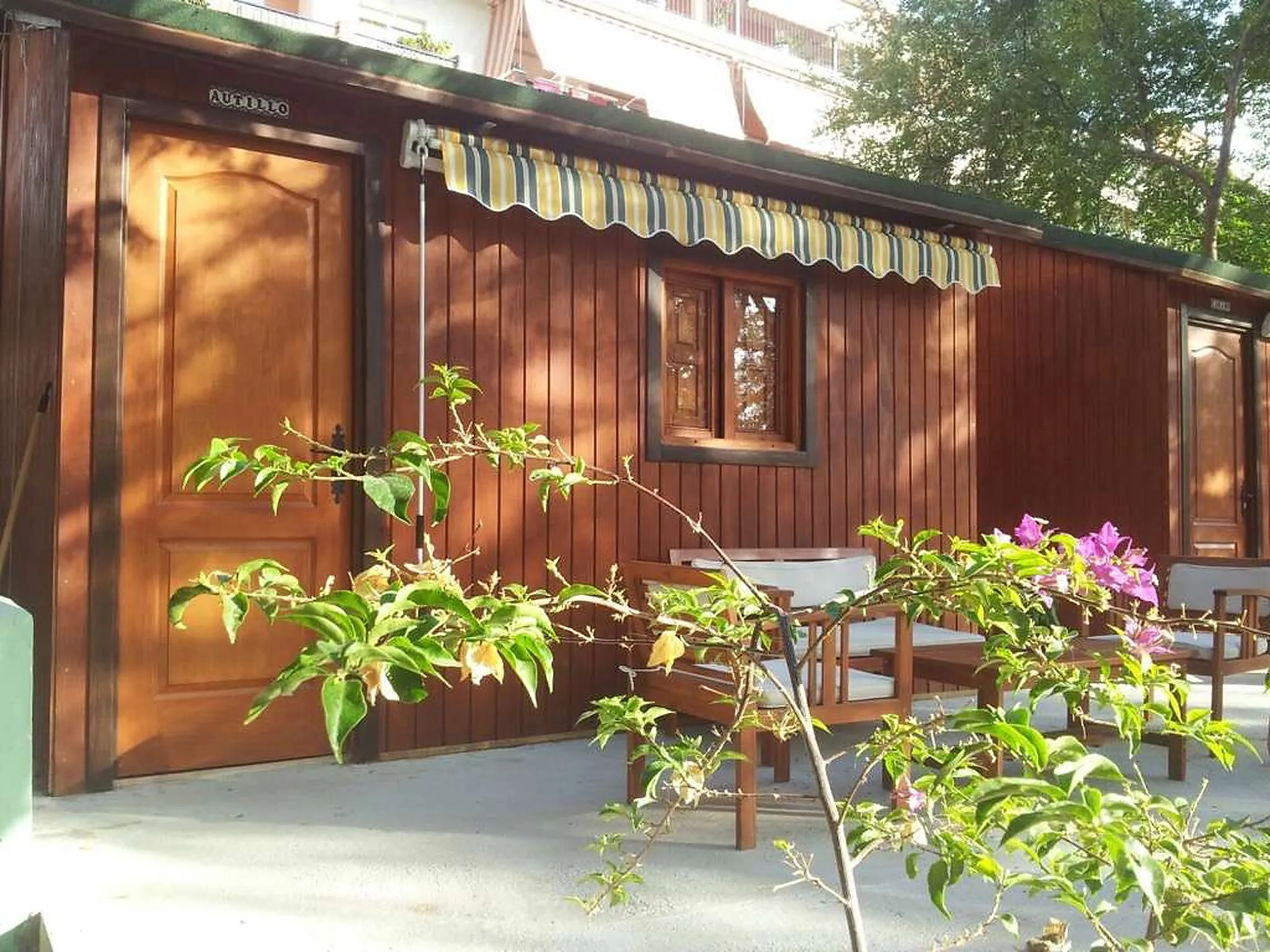 Façade du chalet en bois avec store et terrasse