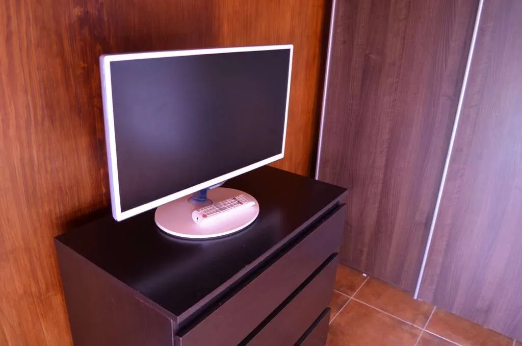 Televisore sul comò nella casetta in legno