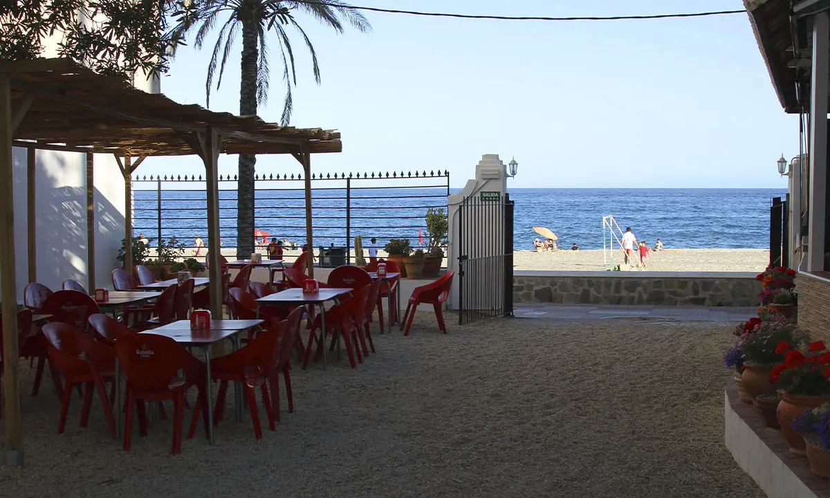 Terrasse du chiringuito avec la plage et la mer en arrière-plan